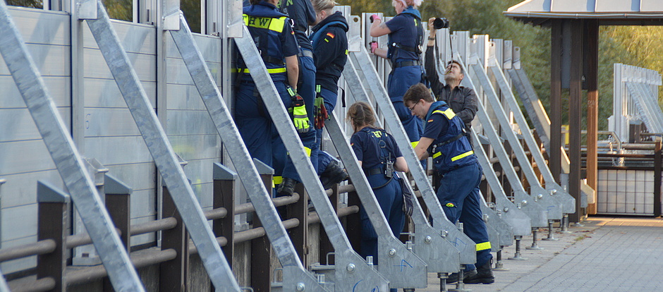 Am 19.09. gegen 16 Uhr verlegten 15 Einsatzkräfte mit GKW, MzKW und MTW OV in die Frankfurter Innenstadt, um die Feuerwehren aus Frankfurt (Oder) beim Aufbau der Hochwasserschutzwand zu unterstützen.