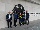 Die Helferinnen und Helfer des THW vor dem Reichstag in Berlin.