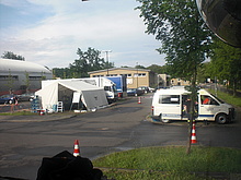 die Führungsstelle (links) sowie der Meldekopf (rechts) im B-Raum an der Lausitzarena