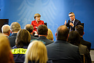 Bundeskanzlerin Dr. Angela Merkel und Bundesinnenminister Dr. Thomas de Maizière beantworten Fragen der THW-Einsatzkräfte zum Thema Flüchtlingshilfe.