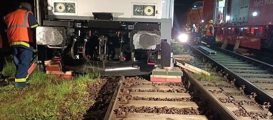 Am 28.05.24 gegen 20:00 Uhr wurde unser Ortsverband von der Notfallleitstelle der Deutschen Bahn zu einem „Hilfszugeinsatz dringlich“ alarmiert. Im Bahnhof Oderbrücke kam es während einer Rangierfahrt in einem Stumpfgleis zu einer Entgleisung.