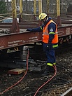 mit Hydraulikhebern werden die Wagons angehoben und auf einer Verschiebebrücke wieder in die richtige Position gebracht