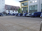 Fahrzeuge auf dem Marktplatz vor dem alten Rathaus