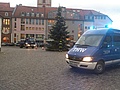 der Weihnachtsbaum am Rathaus musste gesichert werden