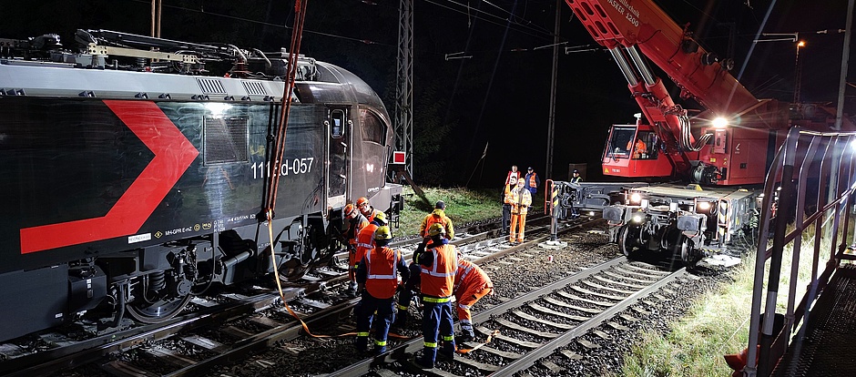 Am Vormittag des 18.10.24 wurde unser Ortsverband von der Notfallleitstelle der Deutschen Bahn zu einem „Hilfszugeinsatz dringlich“ alarmiert. Im Bahnhof Oderbrücke kam es zu einer Entgleisung, infolgedessen war der Fernverkehr eingeschränkt.