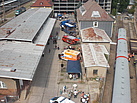 Blick vom Arbeitskorb des Turmtriebwagens auf das Bahnhofsfest